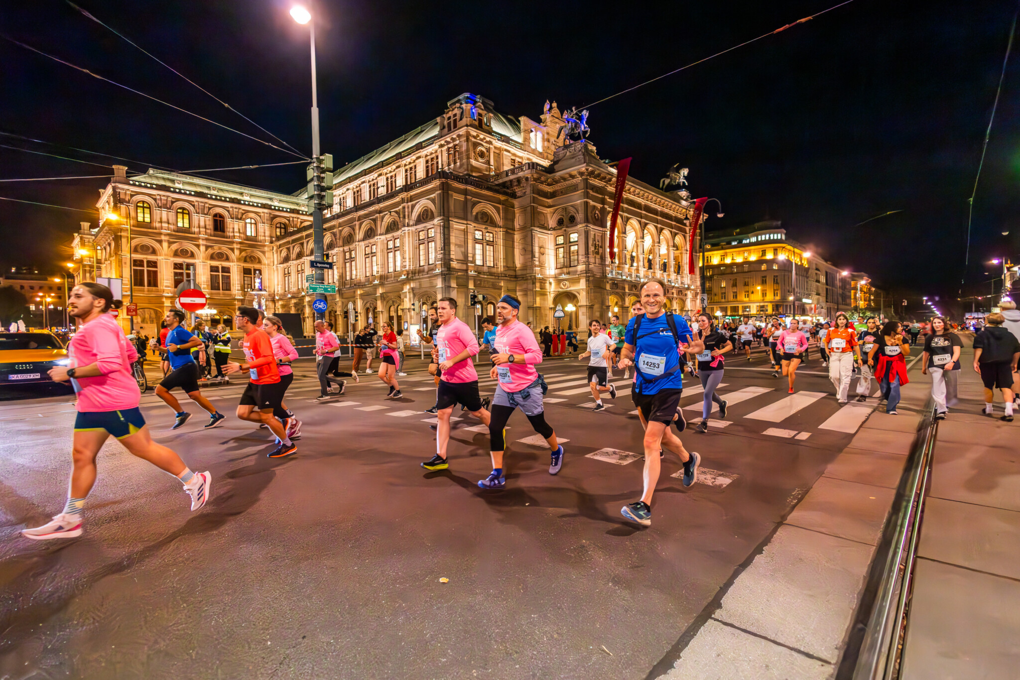 26.09.2024 Wien - Vienna Night Run - Firmenlauf - Run - Lauf - Joggen - Spass - gute Laune - Arbeitskollegen - Gemeinschaft - Sport - Fitness  - Gesundheit - Infront - 
Copyright Stephan Schuetze honorarfrei fuer Night Run